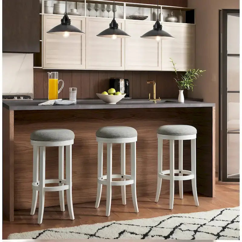 Sgabello da bar girevole senza schienale Avery White Wood, sedile in tessuto grigio