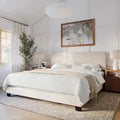 Letto matrimoniale moderno con testiera imbottita (richiede base a molle)
