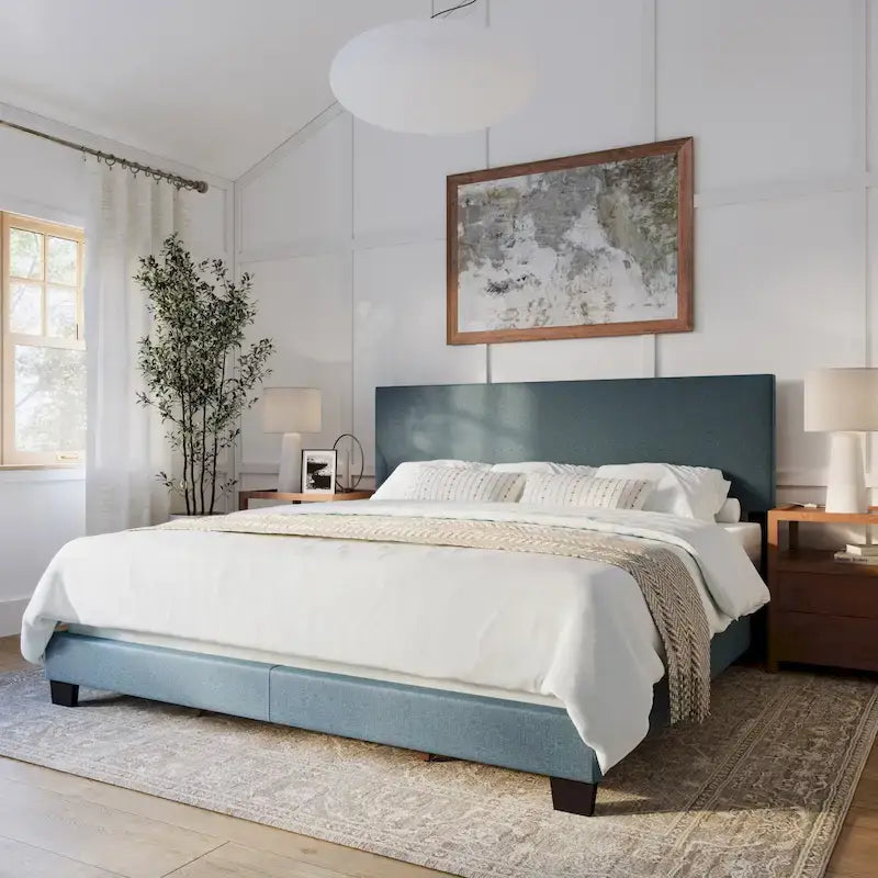 Letto matrimoniale moderno con testiera imbottita (richiede base a molle)