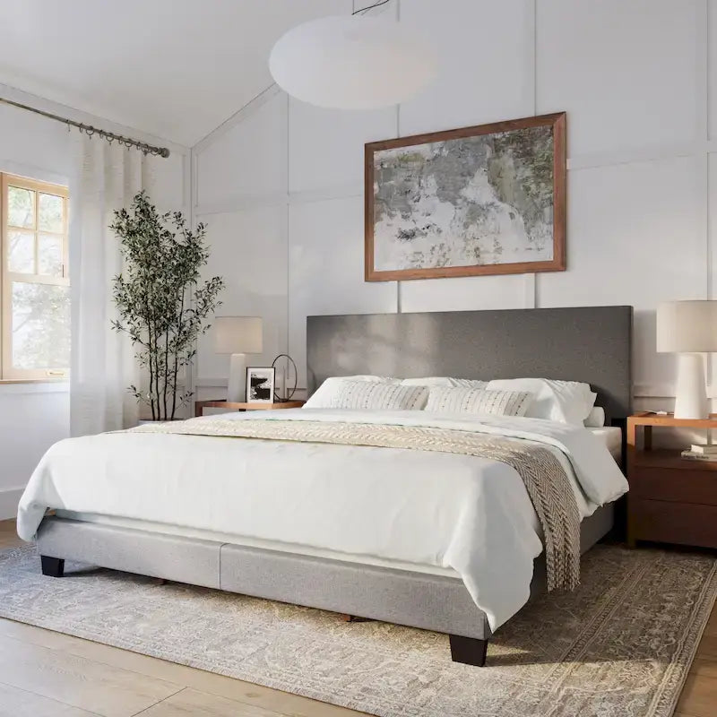 Letto matrimoniale moderno con testiera imbottita (richiede base a molle)