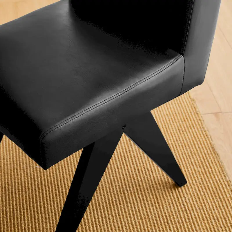 Sedie da pranzo imbottite in similpelle con gambe in legno a V